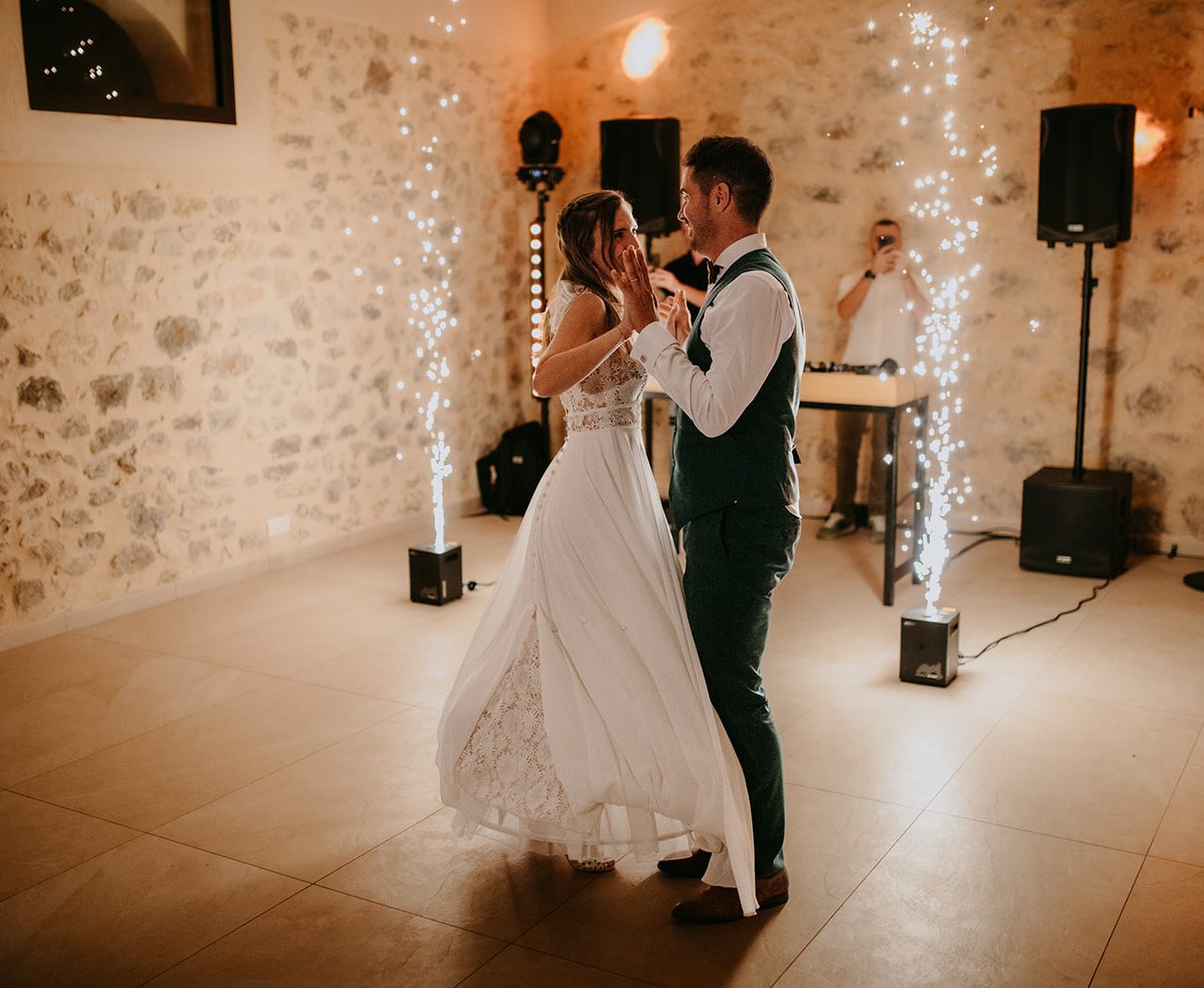 First dance ouverture de bal des mariés avec étincelles froides lors d'un mariage en Provence